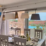 Marika Villa *